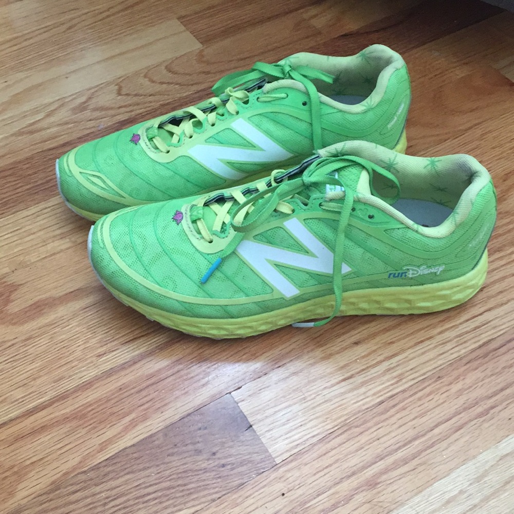 Women’s size 9 run Disney shoe